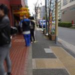 ラーメン二郎 - お客が切れ目なく来る