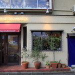 ボッテガ ディ タカマッツオ - 店舗外観　オリーブの鉢植えがあります。