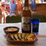 Aduma Yokochou - 瓶ビールとナスの漬け物。マカロニサラダはサービス♪イェイ♪
