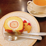 森のらくだ - いちごロール　らくだクッキーと今日はいちごが。