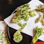 郷土料理ともん - 上からヨモギ、コゴミ