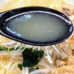 Motsunoya - 塩もつそば
                        
                        乳化白湯は相変わらず塩みが弱くマイルド、
                        例えが良くないが、クセのない豚骨スープを薄めたような感じ。
                        しつこさはないが、パンチがなくボケた印象。
                        優しくて美味しいです。