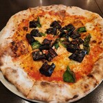 ナポリピッツァ Pizzeria la Rossa - ランチ 揚なすのピザ 生地は薄めでパリパリ。チーズは少ない。ナスは揚ナスではなく焦げなす。