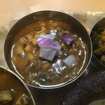 NEPALI CUISINE HUNGRY EYE Dine & Bar - 紫玉ねぎ入りの黒目豆のダルスープ