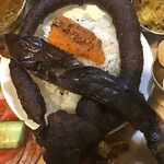 NEPALI CUISINE HUNGRY EYE Dine & Bar - キビの揚げパン、茄子フライ（中央）、発酵ニンジン