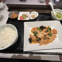 神田 雲林 - 全景　前菜3品、ライス、スープが付きます