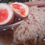 半熟味玉美味しい!!麺は縮れがスゴくて驚き