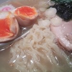 味処 むさし野 - 塩ラーメンもあっさりとして麺は極縮れタイプ