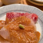 日本橋海鮮丼 つじ半 - 胡麻タレ鯛、ガリ、黄身醤油