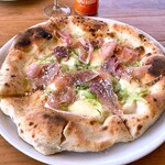 イタリア食堂　Delphino - モッツァレラと生ハムとチコリのピザ。
