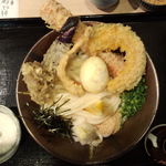本格手打うどん 大河 - ぶっかけうどん、（竹輪天、半熟玉子天、舞茸天、南瓜天、鶏天、茄子天、とろろ付き）（上方から）
