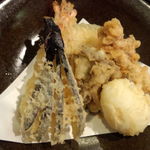 本格手打うどん 大河 - 天ぷら（海老、半熟玉子、舞茸、鶏天、南瓜、茄子）（アップ）