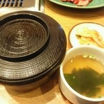 焼肉 ウエスト - ご飯、スープ、キムチはおかわり無料。