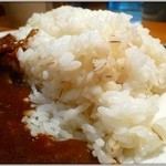 炭や 徳寿 - 【ランチ】牛タンカレー大盛　麦飯です！