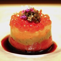 鮨 四心 - ケーキのような美しきスタートの1品は 本鮪・アボカド・白海老・いくら キャビアのタルタルをバルサミコ醤油でいただきます