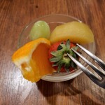 202372552 - デザートのフルーツ（マスカット、キウイ、オレンジ、いちご））