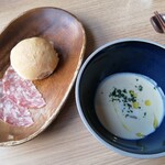 La Prima Pagina - 鶏と豆乳のポタージュ＆自家製パンとフイノッキオーナのサラミ…このサラミ香りが良くて美味しかった♡