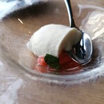 La Prima Pagina - パンナコッタとイチゴジュレと紅茶をいただきました♪