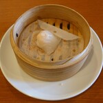 中国料理 龍薫 - サービスのエビ蒸し餃子