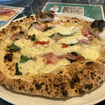Pizzeria da FIORE - ベーコンと本日野菜のチーズピッツァ。