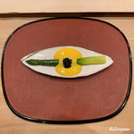 御料理 寺沢 - 茹でたグリーンアスパラを黄身酢とキャビアで