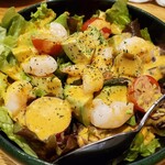 和酒・煮込み らいどん - えびとアボカドごろごろサラダ
