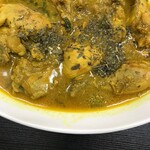 ラフィーの美しい森 - オレガノみたいなハーブをもう1回ひっこめてかけてきたホームメイドチキンカレー（ムルギ・マンショ）