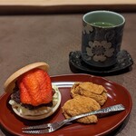 飯倉 からき - わらび餅に桜の花と葉が入ってた
