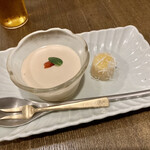 中華 本田 - イチゴ杏仁とその脇のスイーツが美味しかった