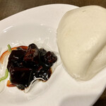 中華 本田 - 黒酢酢豚と蒸しパン　独特の黒酢の深い香り