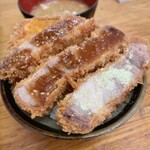 とんかつ 栄ちゃん - どう食べても美味しいからソース2種と塩の3パターンで。