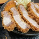 とんかつ 栄ちゃん - レフトサイド。赤身の旨みがど真ん中で好き。