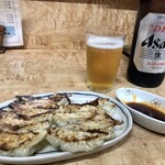 Hashimoto - 「瓶ビール(大瓶)」(600円)と「餃子」(350円)