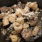 地酒と道産食材 一笑 - 新得地鶏の炭香焼き盛り合わせ