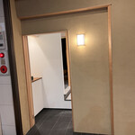 ひとつ - 入り口に看板無し