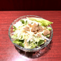 フーロン - 瑞々しい野菜サラダはコーンフレークの食感アクセントと生姜ドレッシングが秀逸。
