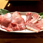 和牛焼肉 布上 - 極み大トロ塩タン（左）とツラミ（右）