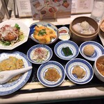 北京料理桂蘭 - 【小鉢】棒々鷄、ザーサイ、きうりの甘酢漬け、中華クラゲの酢の物
            【點心】手包み小籠包、海老蒸し餃子、胡麻團子
            【炒め】油淋鶏、海老のチリソース
            【ご飯】蟹レタス燒飯、スープ