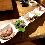 和牛焼肉 布上 - 新鮮刺身五種盛（左側より牛タタキ、生センマイ、トロハツ、牛たてがみ、幻ツラミ刺）