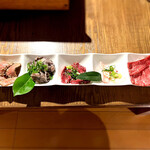 和牛焼肉 布上 - 新鮮刺身五種盛（左側より牛タタキ、生センマイ、トロハツ、牛たてがみ、幻ツラミ刺）