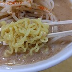Nakamiso - 麺は縮れ強め。スープがよく絡みうまい！