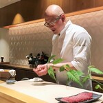 銀座 しのはら - お寿司を握るしのはらさん