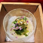 銀座 しのはら - 蓋を開けると、 帆立、伊勢海老を、赤貝（香川）ひもの土佐酢ジュレがけで