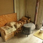 けや木 - 冬は薪ストーブで