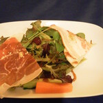 トラットリア インダコ - 生ハムとベーコンの前菜サラダ