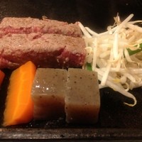 牛幸 本店 - 美味しそうなにおいがしてきたら裏返します