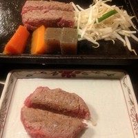 牛幸 本店 - 焼きすぎて焦がさないように半分づつ焼きます