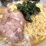横浜ラーメン 渡来武 - スープは豚の臭みをやや感じ、旨みも塩味も薄め。最近食べた家系が末廣家だったせいもあり、麺、スープ、チャーシューに大きな差がありました。近所の家系と考えたら、まぁ普通というところでしょうか。
