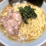 横浜ラーメン 渡来武 - ラーメン 大盛  ¥700＋200  久しぶりに訪問。麺は硬めでお願いしましたが、普通でした。最後の方は麺が柔らかく残念。