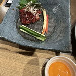 備長炭焼肉 てんてん - 桜ユッケ　リンゴの細切りが嬉しい